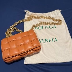 Bottega Veneta Chain cassette bag on sale!